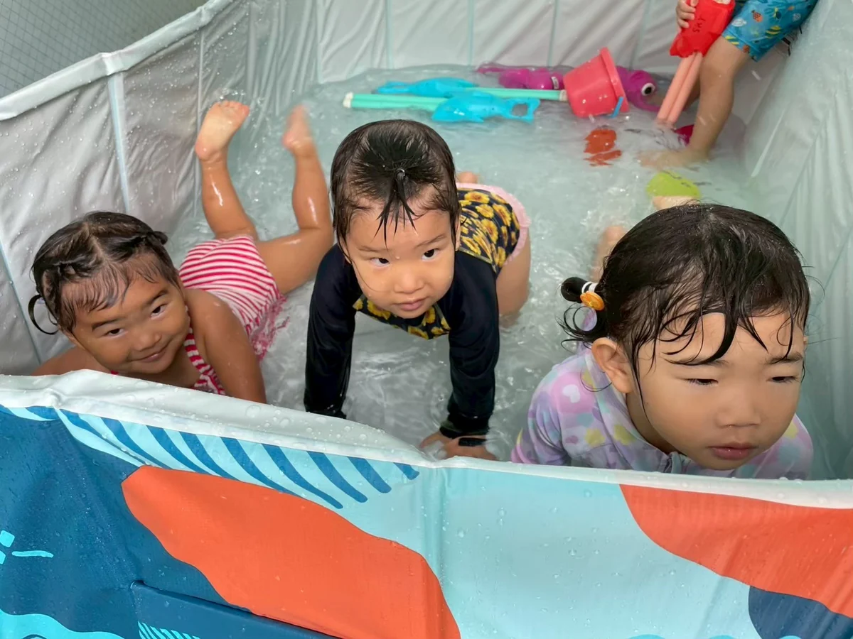 プールで水遊びを楽しむ子どもたち