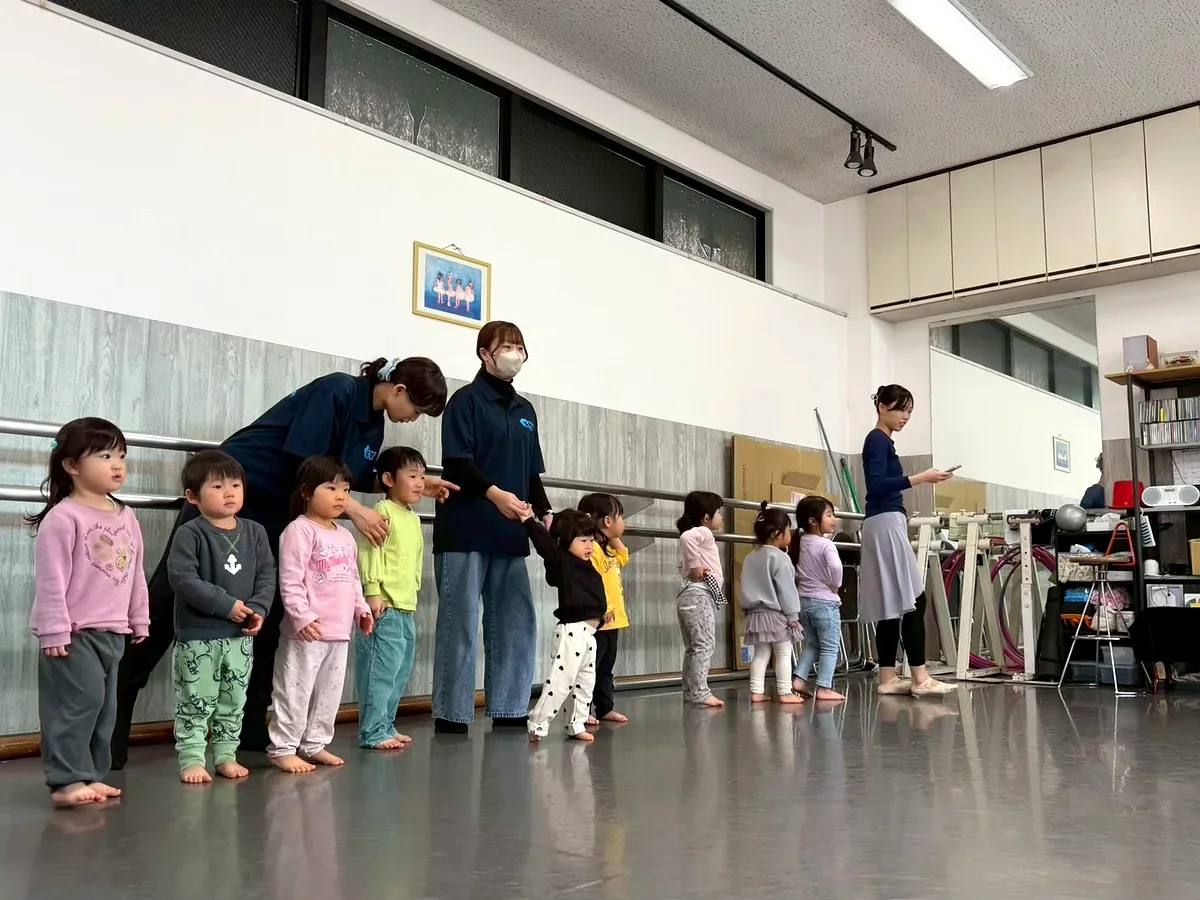 ステージで発表する子どもたち