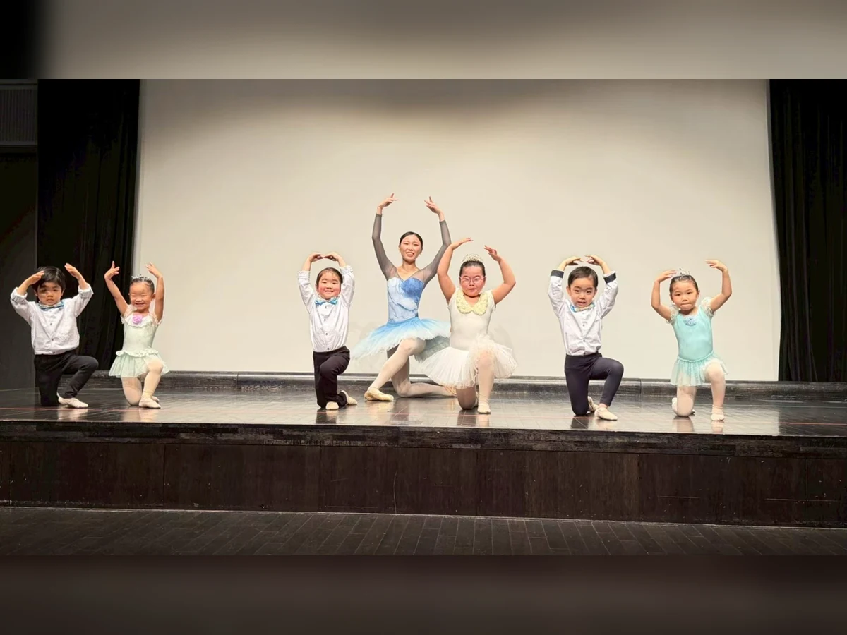 ステージで発表する子どもたち
