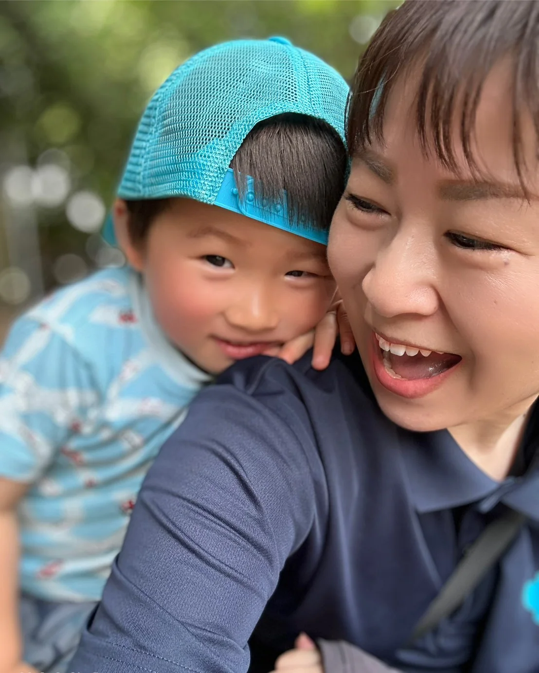 先生の近くで子どもたちが笑顔で過ごしている様子