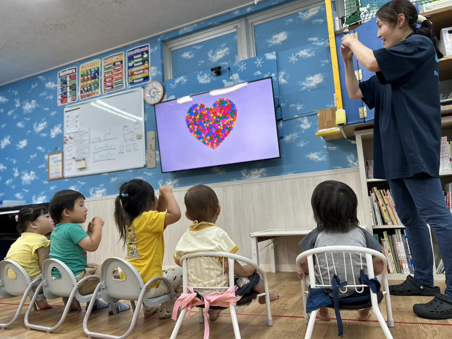 先生と子どもたちが英語活動をしている様子