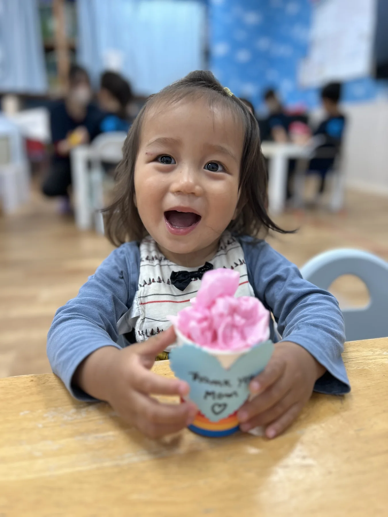製作あそびで作品を見せる子どもの様子