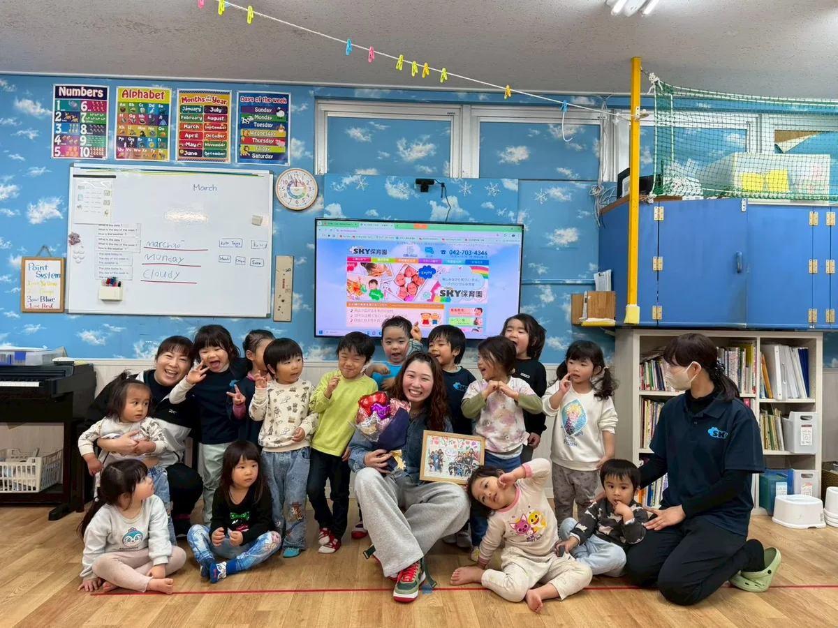 先生と子どもたちが教室で集まっている様子