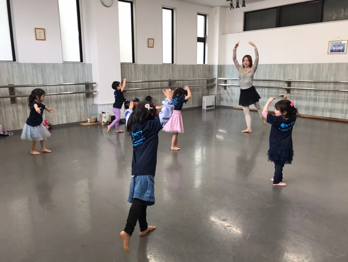 子どもたちが先生と体を動かしている様子