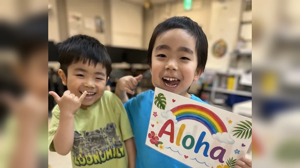 子どもたちがAlohaのカードを持って文化にふれている様子